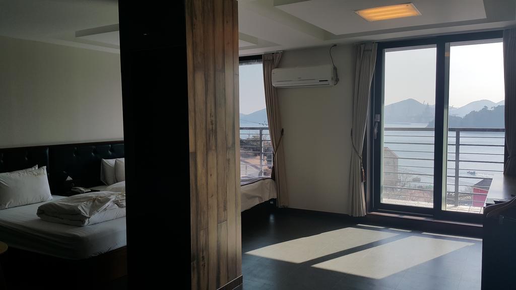 Radiance Tourist Hotel Geoje Exteriör bild