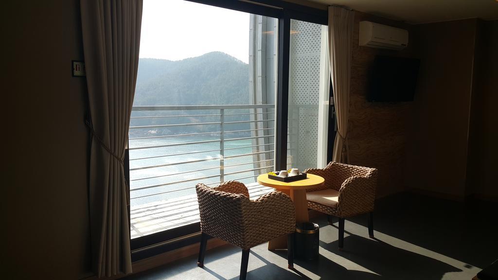 Radiance Tourist Hotel Geoje Exteriör bild