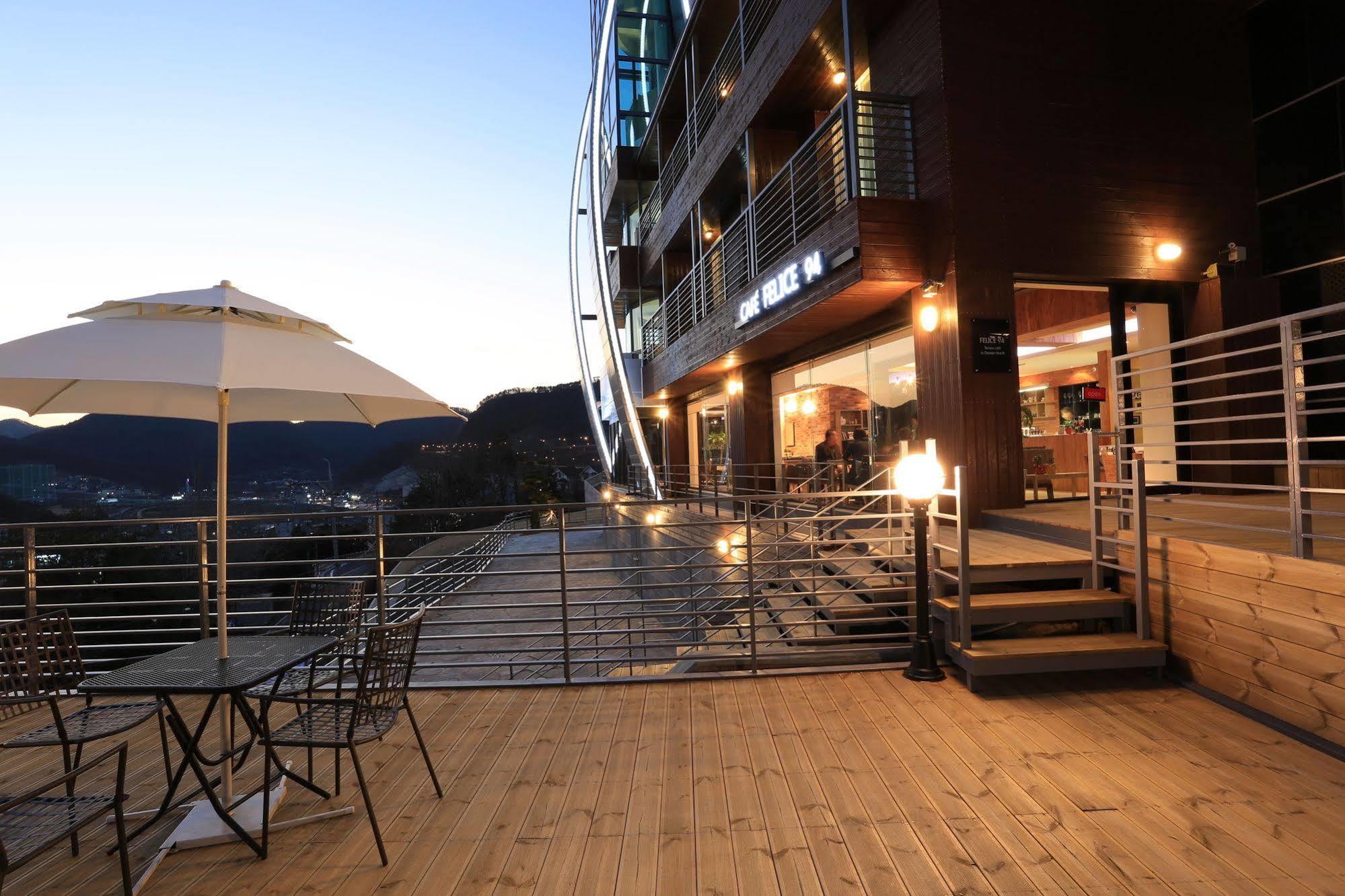 Radiance Tourist Hotel Geoje Exteriör bild