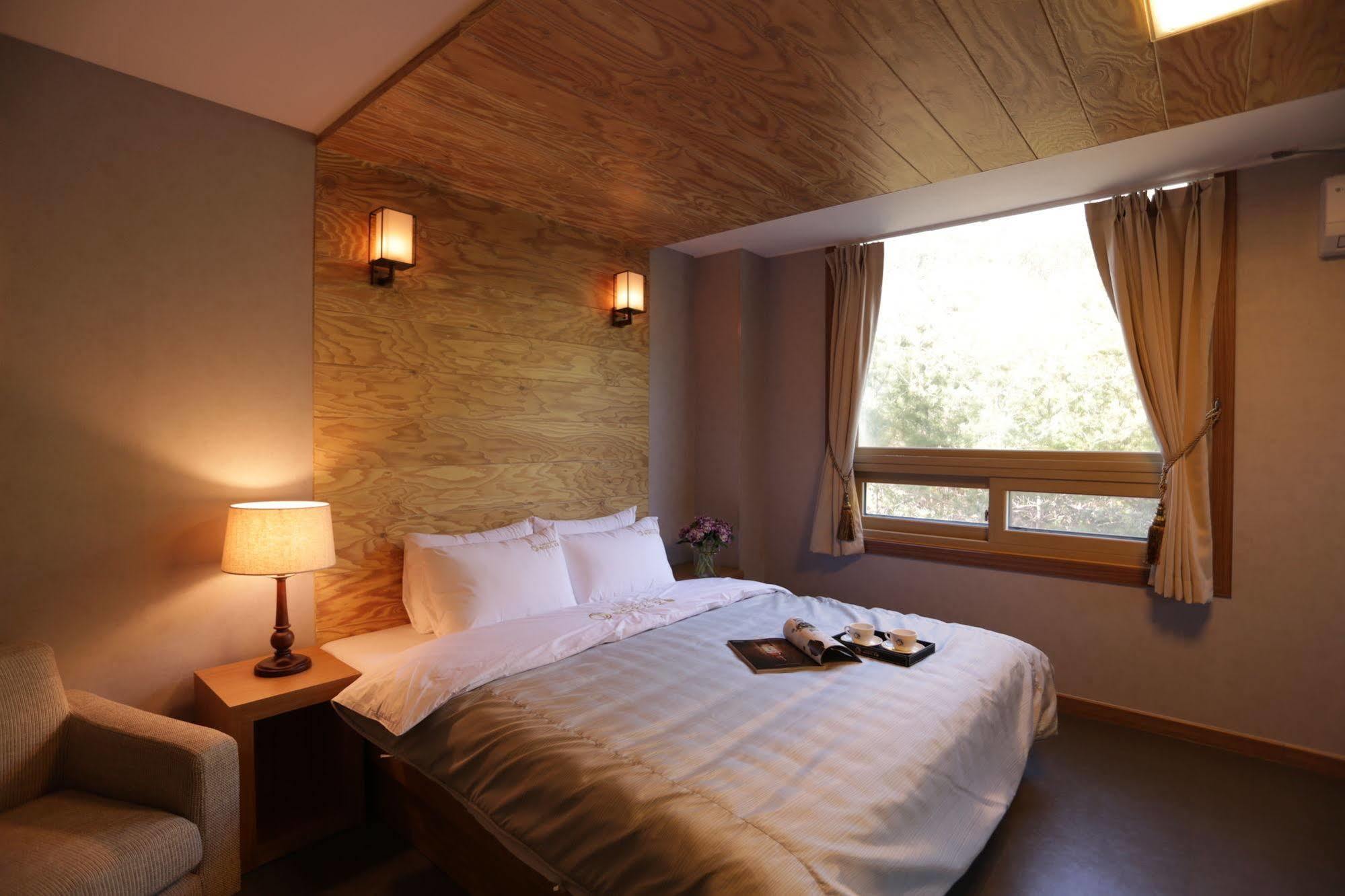 Radiance Tourist Hotel Geoje Exteriör bild