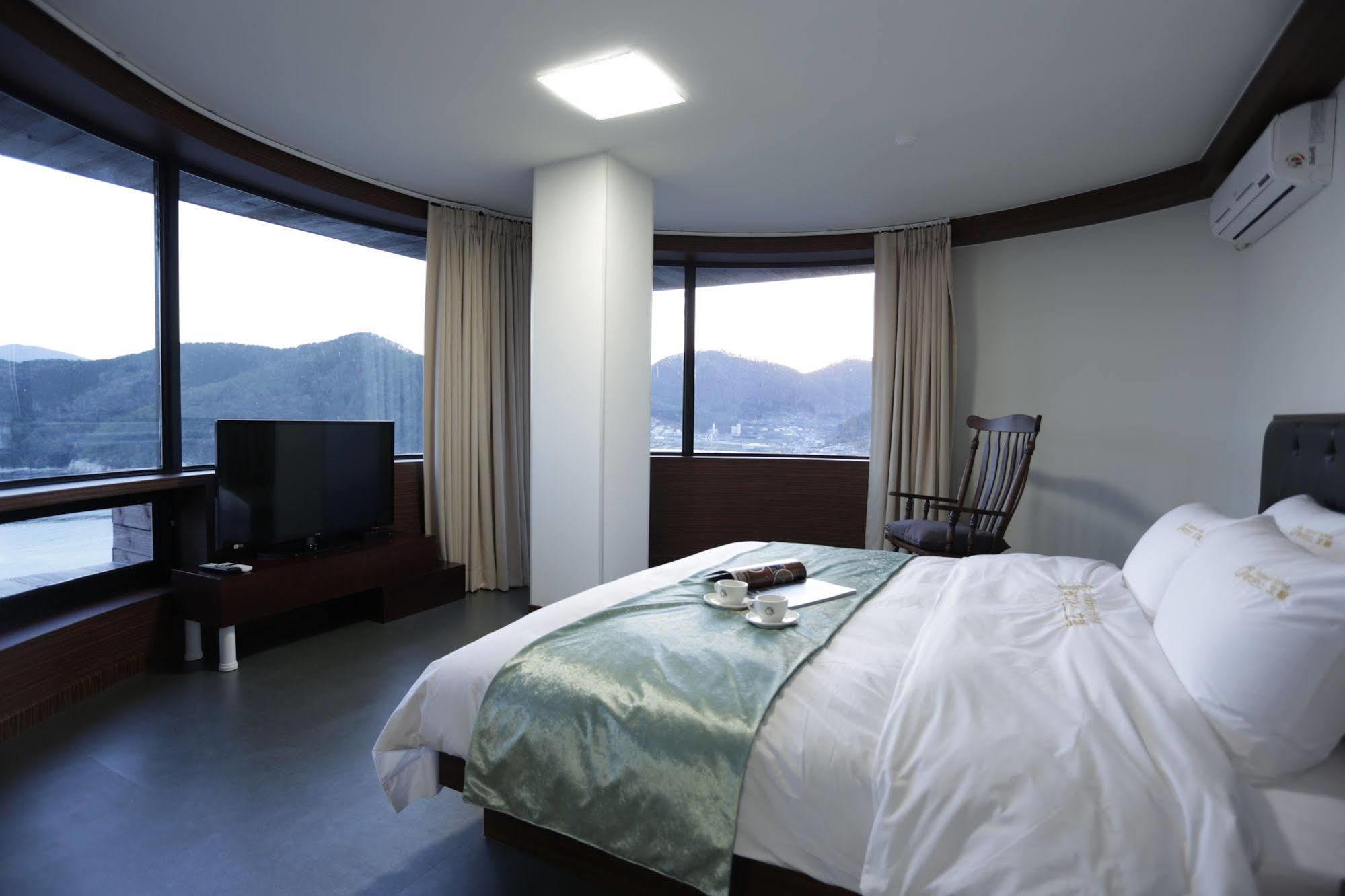 Radiance Tourist Hotel Geoje Exteriör bild