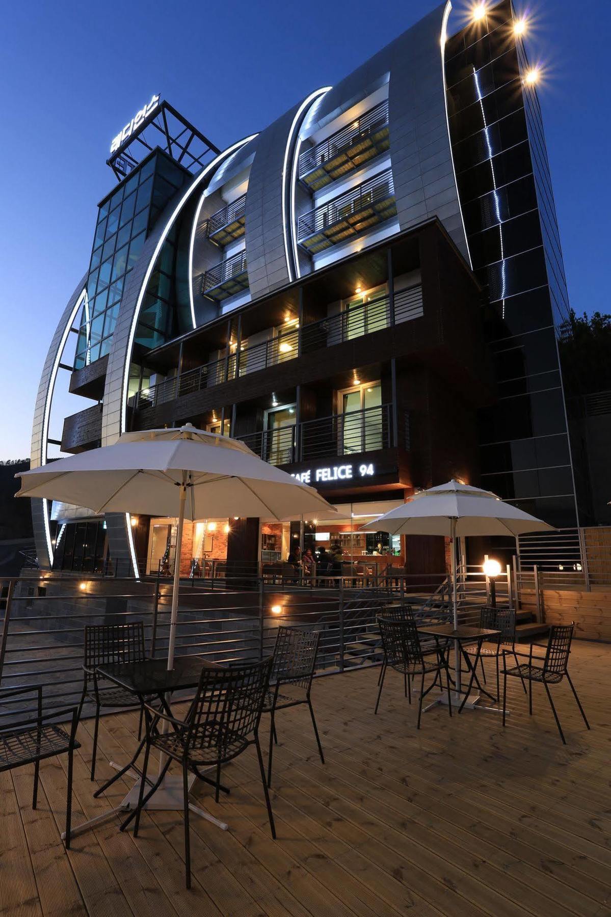Radiance Tourist Hotel Geoje Exteriör bild