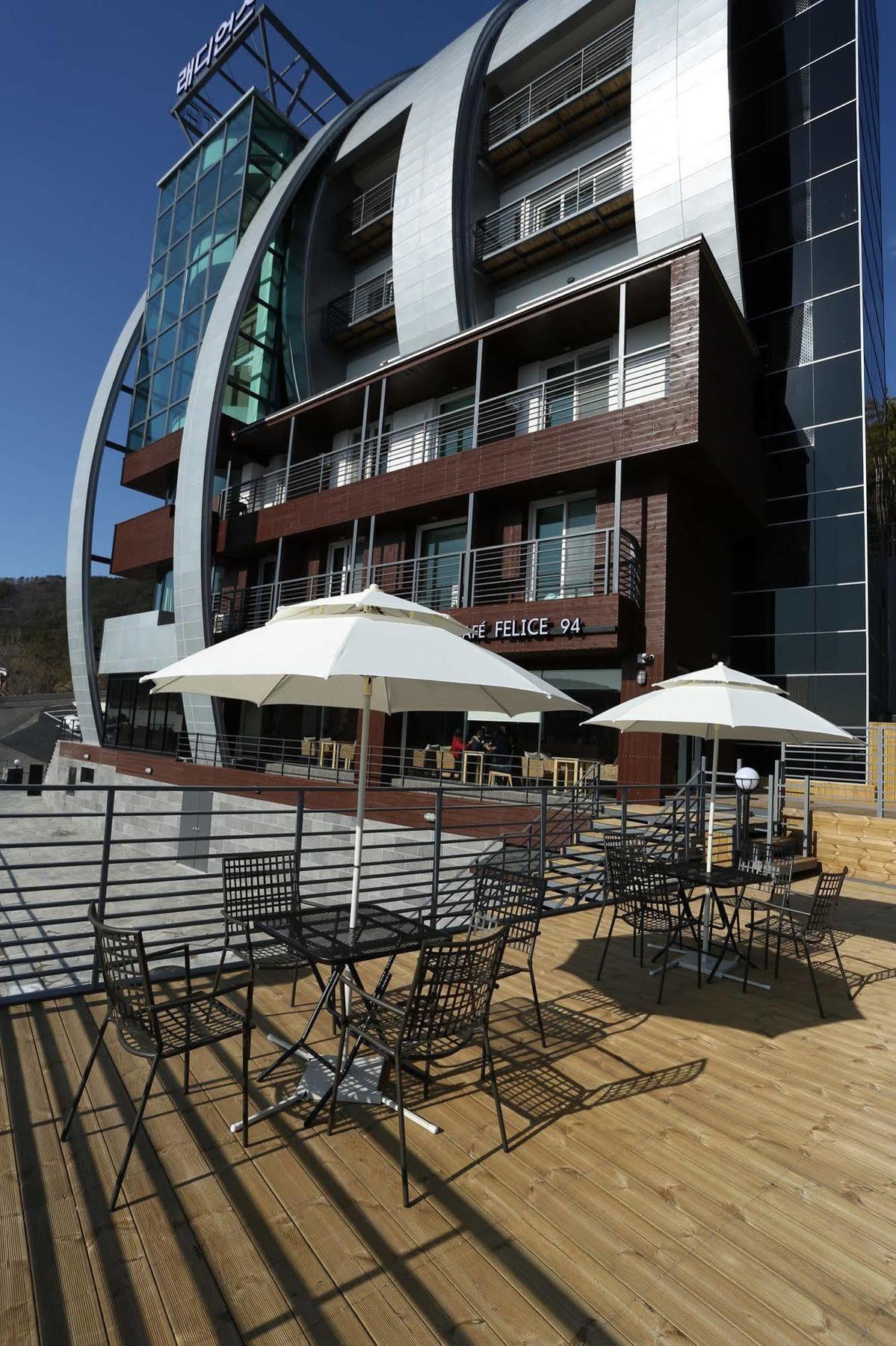 Radiance Tourist Hotel Geoje Exteriör bild