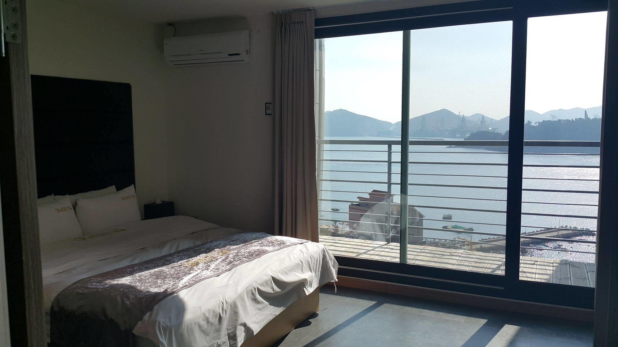 Radiance Tourist Hotel Geoje Exteriör bild